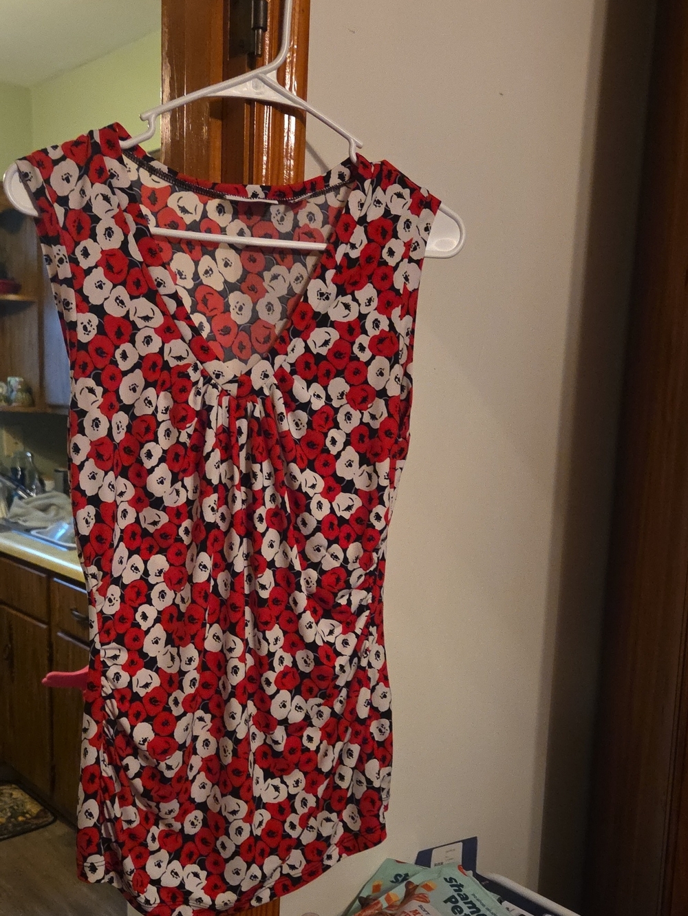 New York & Company Stretch Red and White Floral Sleeveless V-Neck Top